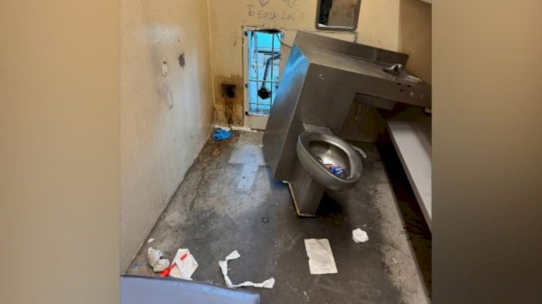 new-orleans-jail-employee-arrested,-accused-of-helping-mass-escape-of-inmates