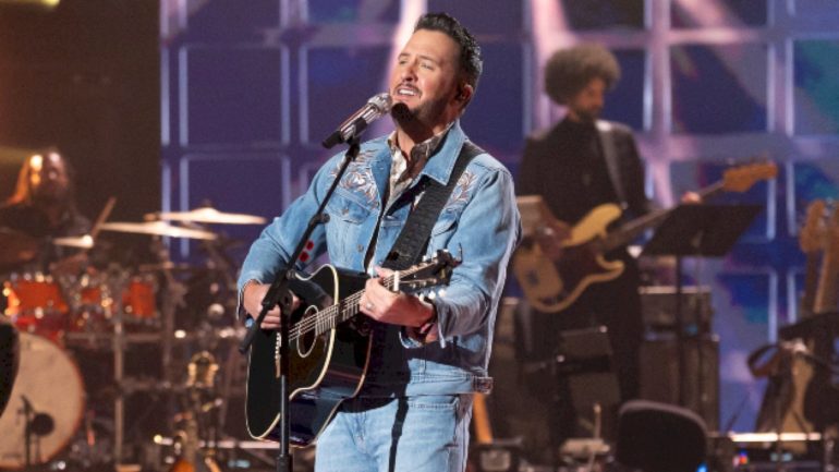 luke-bryan-squeezes-in-a-california-first-as-he-wraps-‘american-idol’