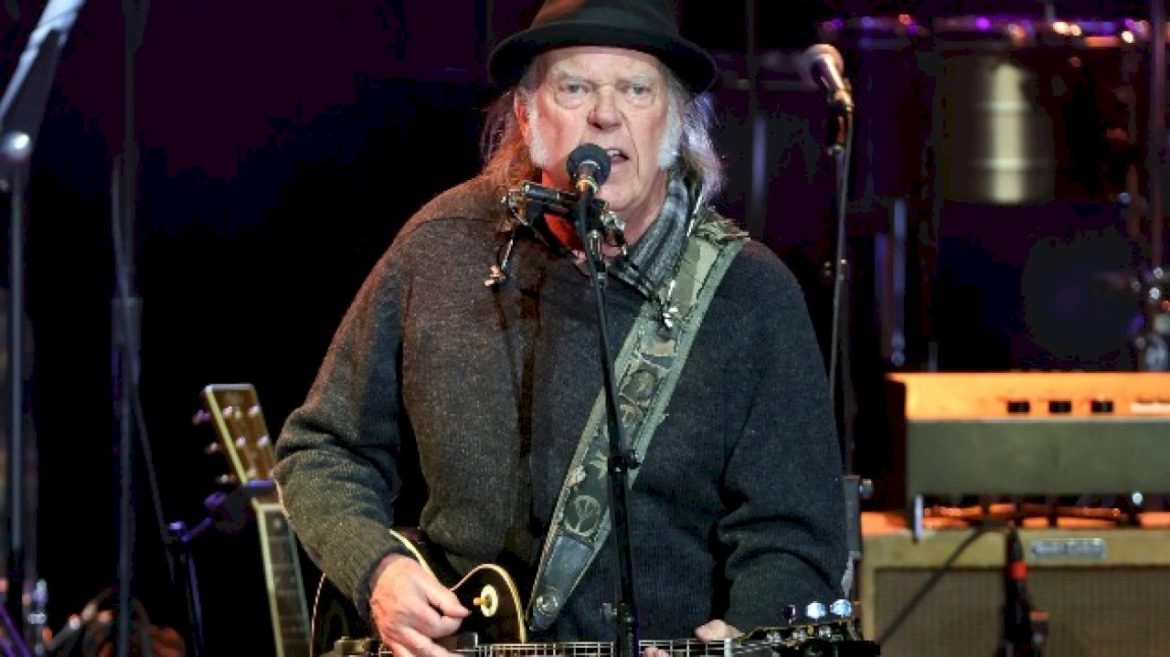 neil-young-criticizes-president-for-‘thinking-about-what-rockers-are-saying’:-‘wake-up,-trump!!’