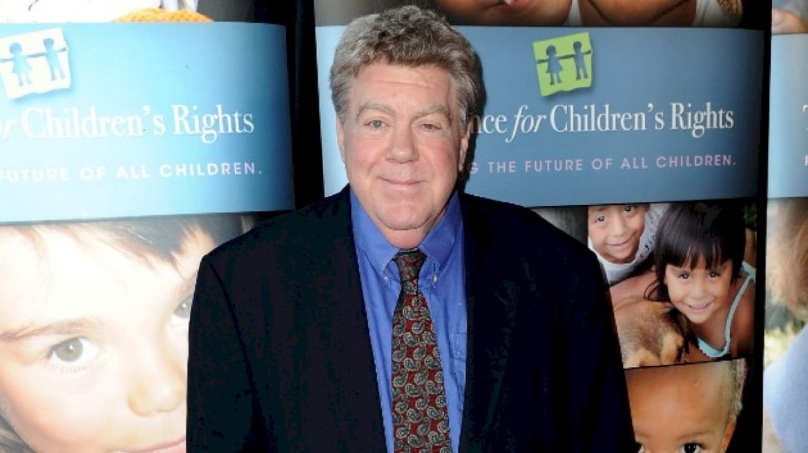 ‘cheers’-co-stars-pay-tribute-to-george-wendt-following-his-death-at-76