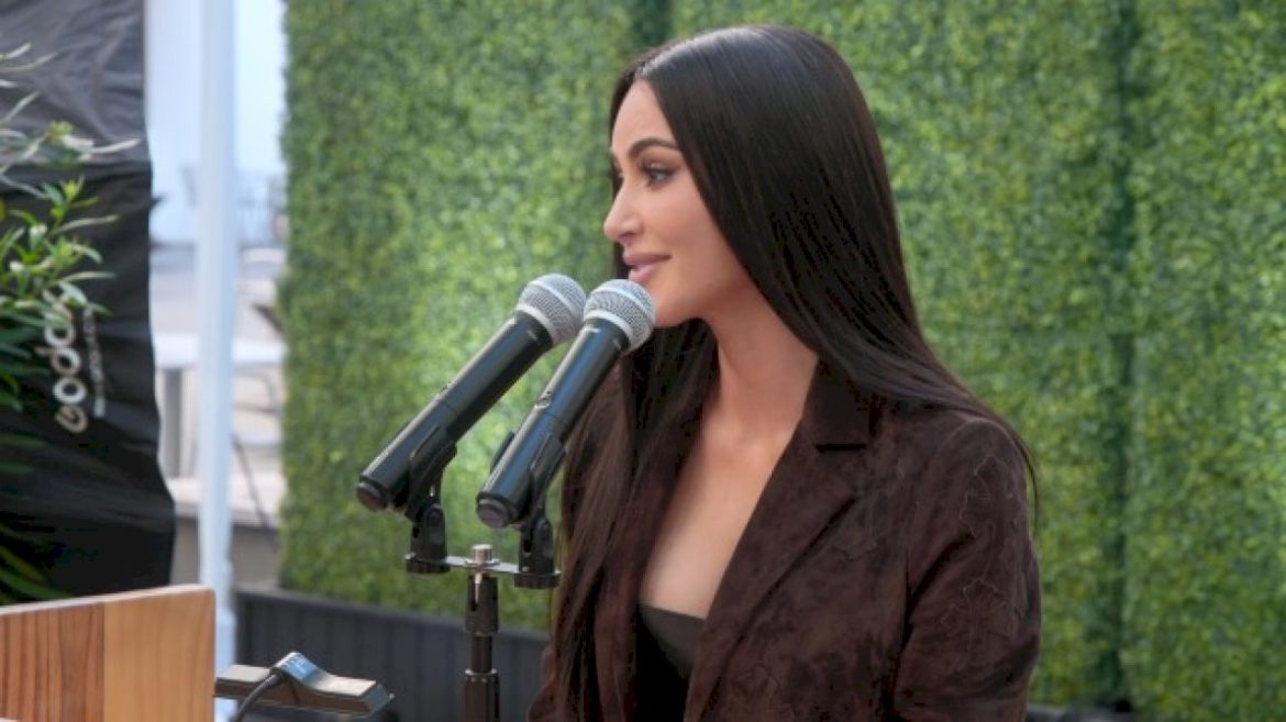 kim-kardashian-graduates-from-law-study-program-after-6-years