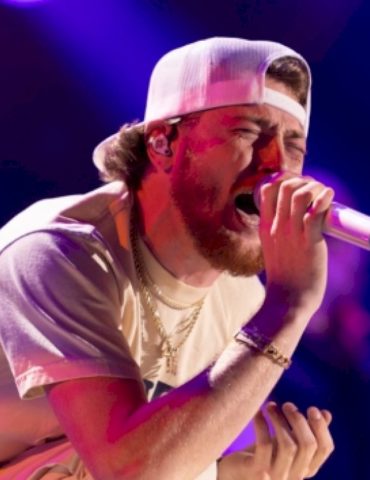 why-the-biggest-stars-will-be-hanging-out-at-blake-shelton’s-bar-during-cma-fest