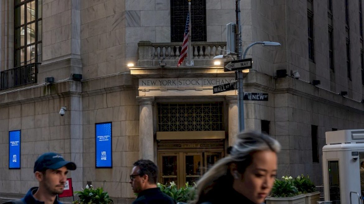 stocks-slide-as-trump-threatens-tariffs-on-apple-and-european-union