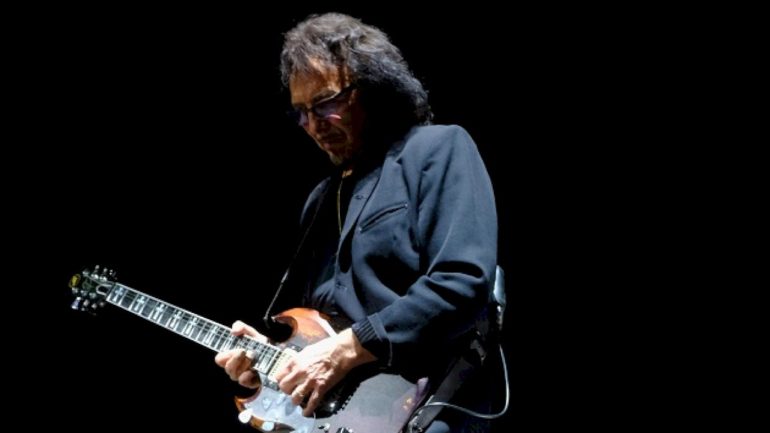 tony-iommi-blasts-off-with-robbie-williams-in-new-‘rocket’-video