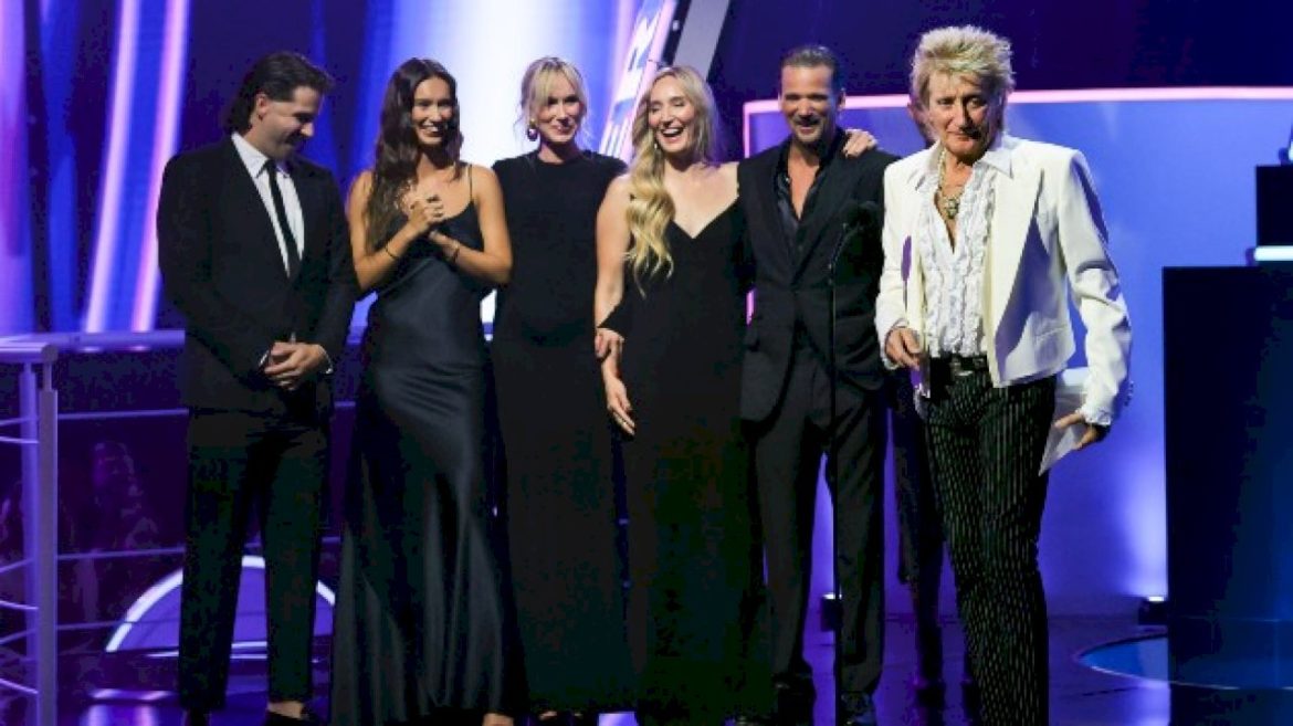 rod-stewart-surprised-by-his-children-at-2025-american-music-awards