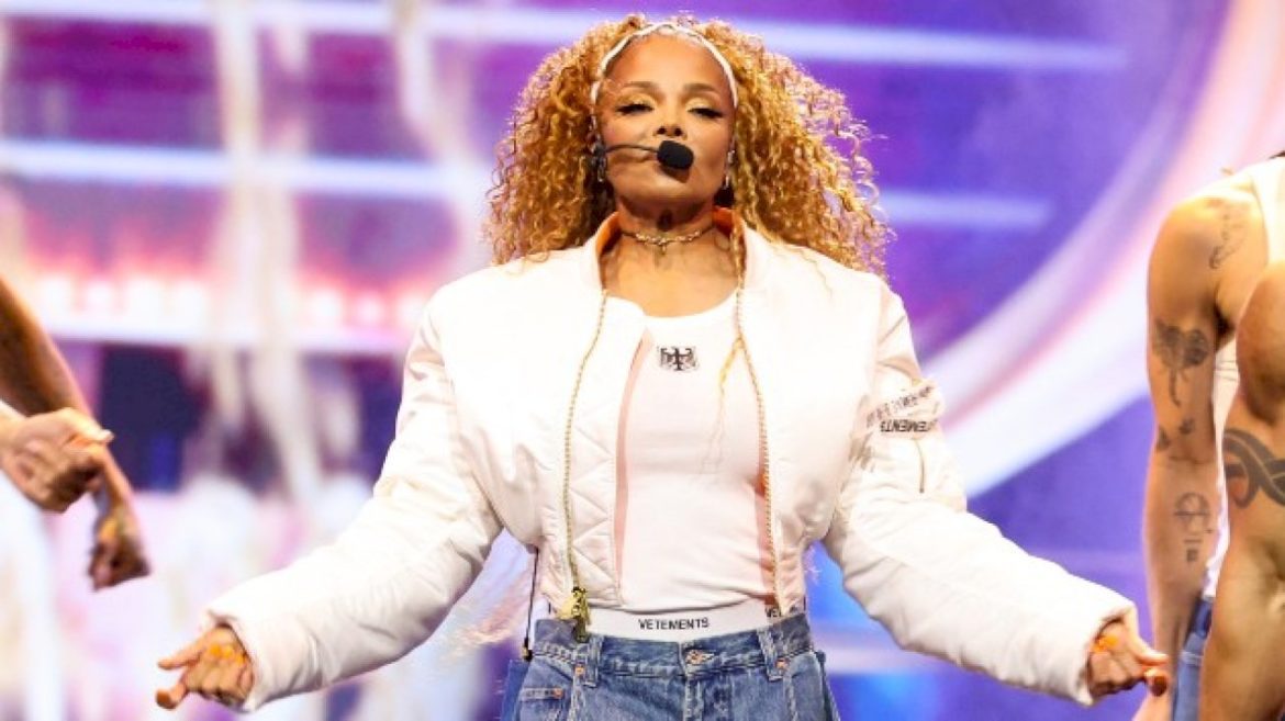 at-amas,-janet-jackson-performs-on-tv-for-the-first-time-in-seven-years