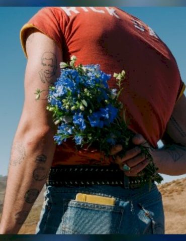 joe-jonas-releases-deluxe-edition-of-new-solo-album,-‘music-for-people-who-believe-in-love’
