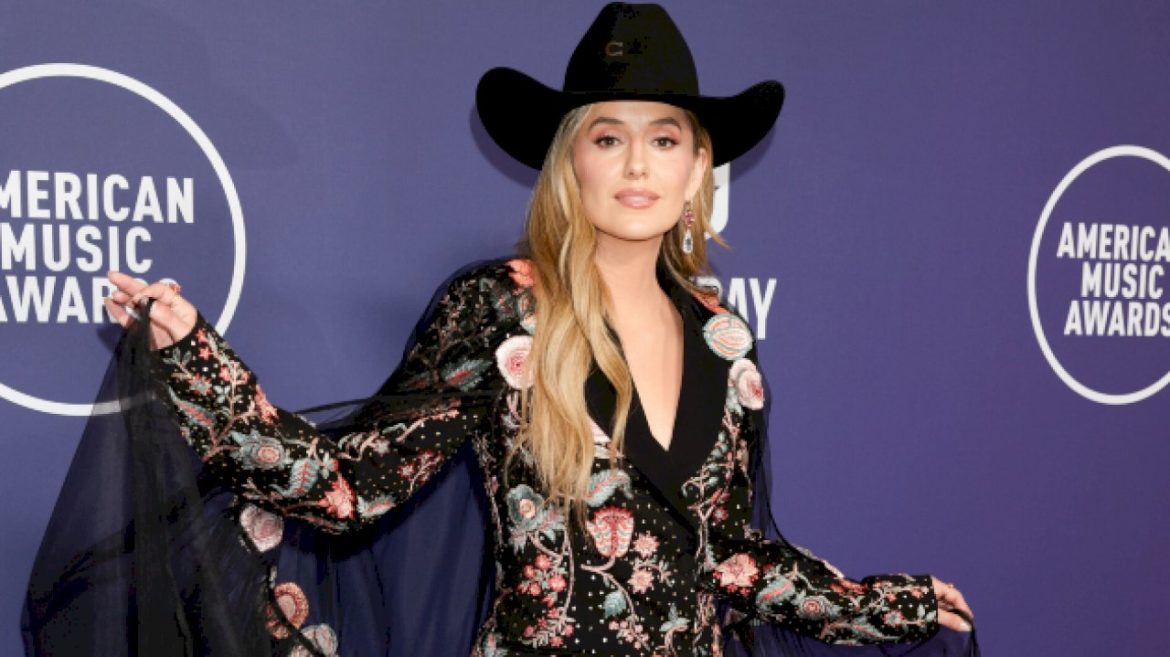 lainey-wilson-loved-making-her-first-movie-&-now-she’s-ready-to-write-some-music