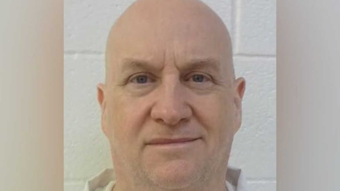 ‘evil-man’:-search-continues-for-ex-police-chief-who-escaped-arkansas-prison