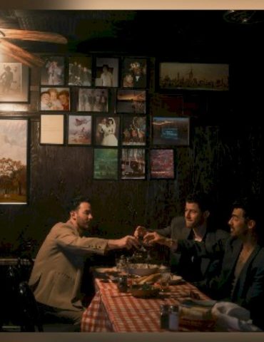 jonas-brothers-unveil-nj-centric-cover-art-for-‘greetings-from-your-hometown’
