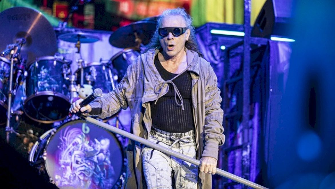 iron-maiden-manager-wishes-‘nothing-but-a-very-sore-arm’-to-excessive-phone-users-during-shows