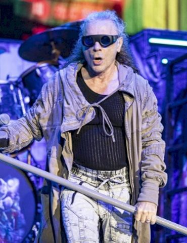 iron-maiden-manager-wishes-‘nothing-but-a-very-sore-arm’-to-excessive-phone-users-during-shows