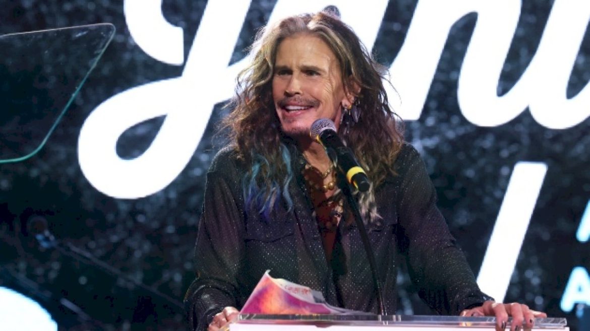 giant-photo-of-steven-tyler-on-display-at-los-angeles’-sunset-marquee-for-a-good-cause