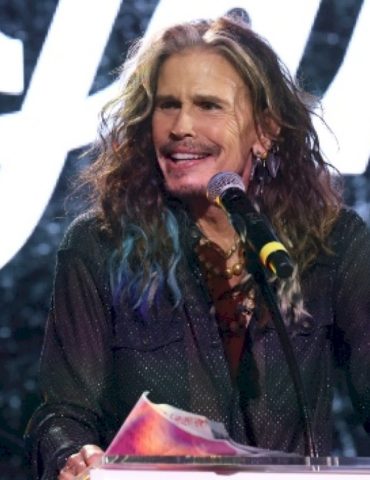 giant-photo-of-steven-tyler-on-display-at-los-angeles’-sunset-marquee-for-a-good-cause