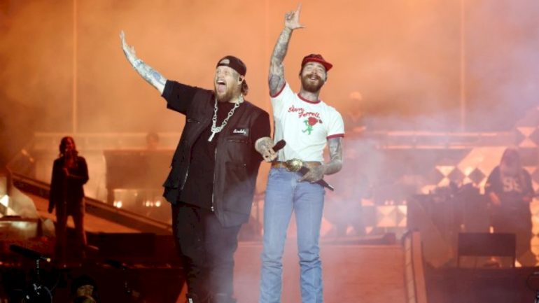 jelly-roll-thanks-post-malone-for-taking-him-on-tour:-‘i-have-never-had-more-fun-in-my-life’