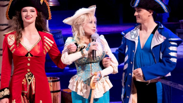 see-how-dolly-parton-created-‘the-dollywood-dream’-in-new-documentary