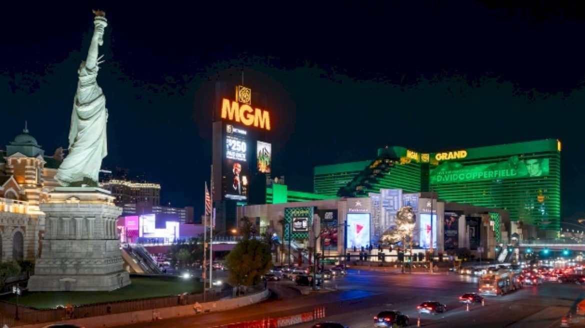 2-dead-in-las-vegas-strip-shooting,-with-suspect-known-but-not-yet-arrested,-police-say