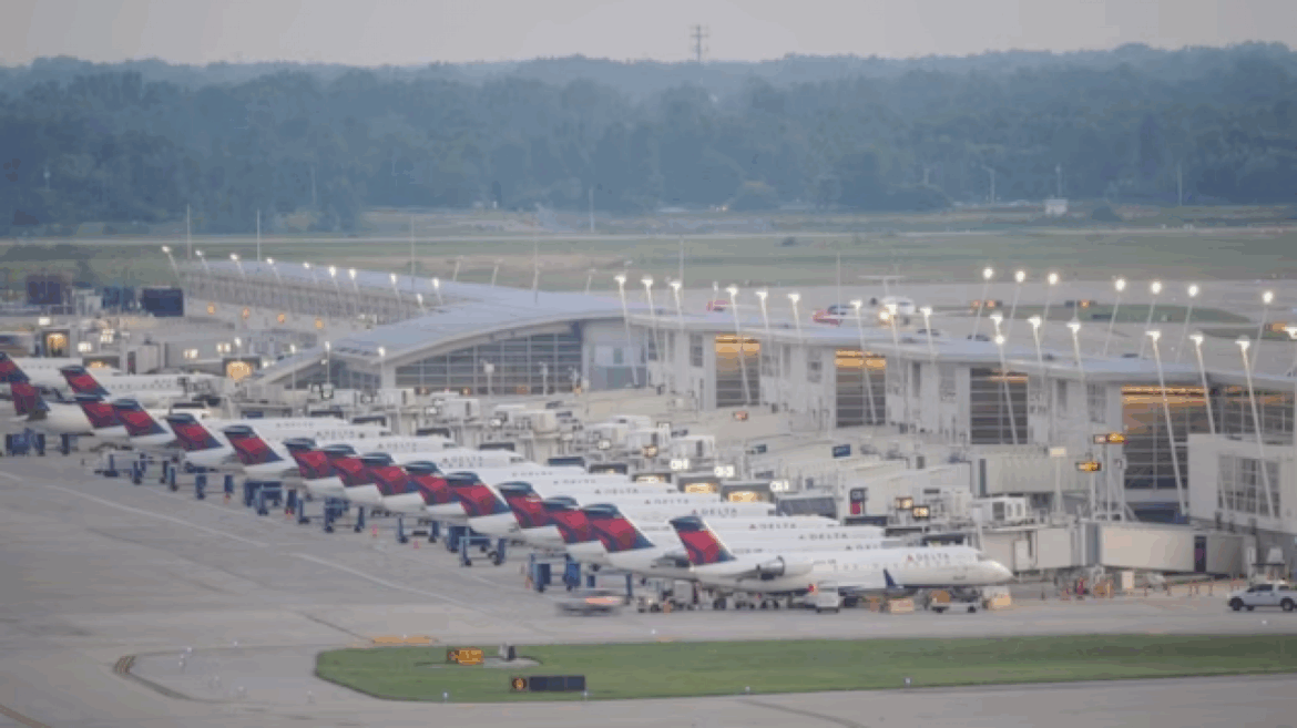 spirit-airlines-plane-passenger-calls-in-fake-bomb-threat-after-missing-flight:-officials