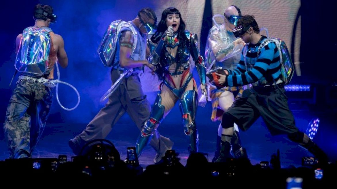 katy-perry-stage-invaded-by-tiktok-prankster