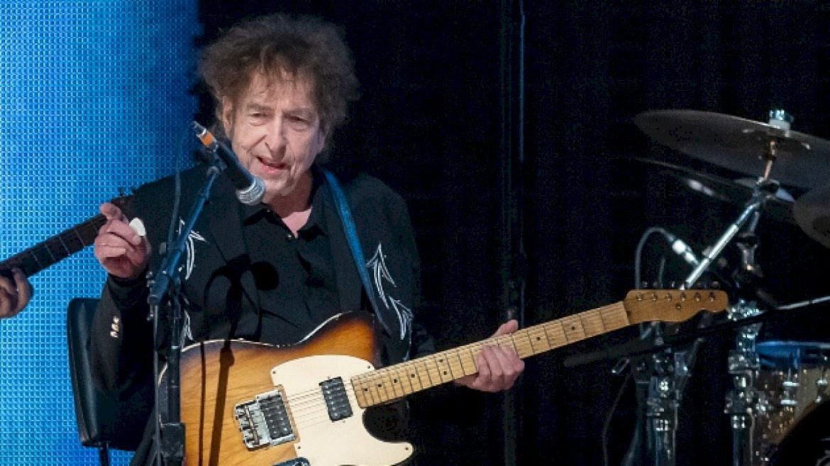 did-bob-dylan-just-help-machine-gun-kelly-announce-his-new-album?