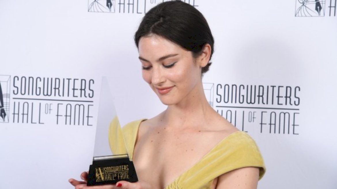 ‘remarkable’-gracie-abrams-receives-prestigious-songwriters-hall-of-fame-award-at-nyc-gala