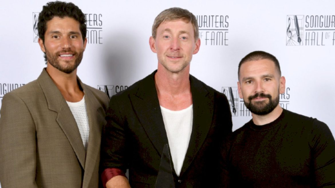 dan-+-shay-sing-ashley-gorley-into-songwriters-hall-of-fame-with-other-people’s-hits