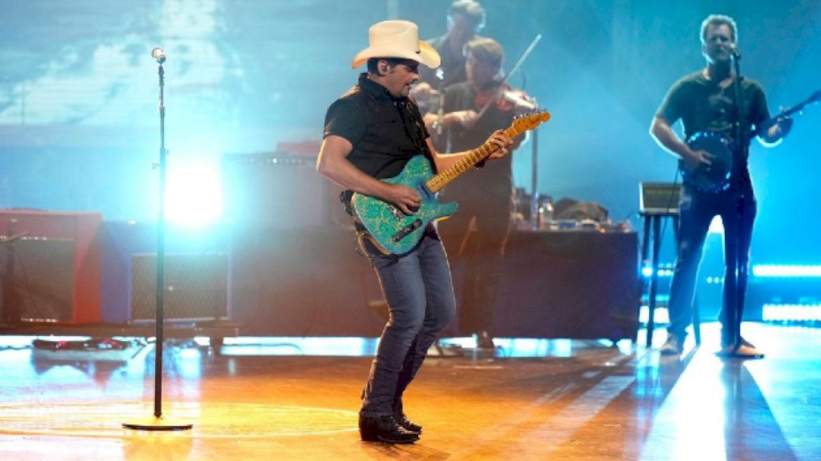 brad-paisley-will-keep-on-truckin’-to-canada