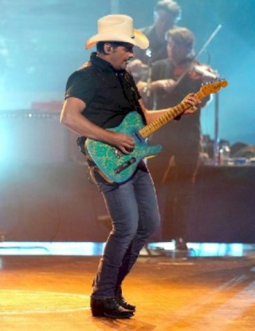 brad-paisley-will-keep-on-truckin’-to-canada