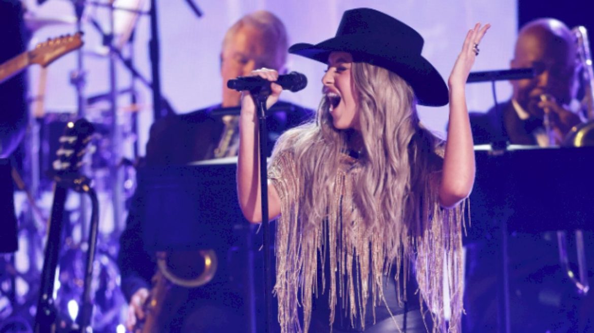 the-country-music-hall-of-fame-proves-lainey-wilson-is-tough-as-nails
