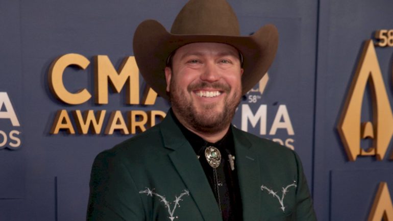 mitchell-tenpenny-books-legendary-show-for-pro-football-hall-of-fame