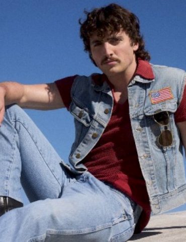 benson-boone-pokes-fun-at-himself-in-new-video-for-‘mr.-electric-blue’