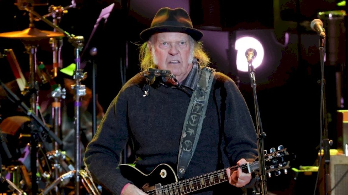 neil-young-and-the-chrome-hearts-kick-off-tour-in-sweden