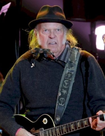 neil-young-and-the-chrome-hearts-kick-off-tour-in-sweden