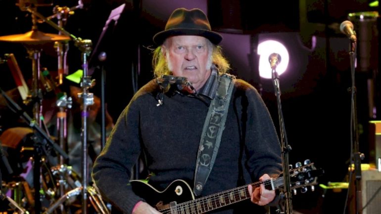 neil-young-and-the-chrome-hearts-kick-off-tour-in-sweden
