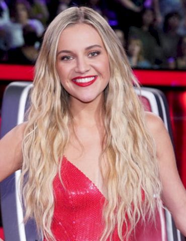 all-energy,-no-‘baggage’:-how-kelsea-ballerini’s-keeping-it-all-together
