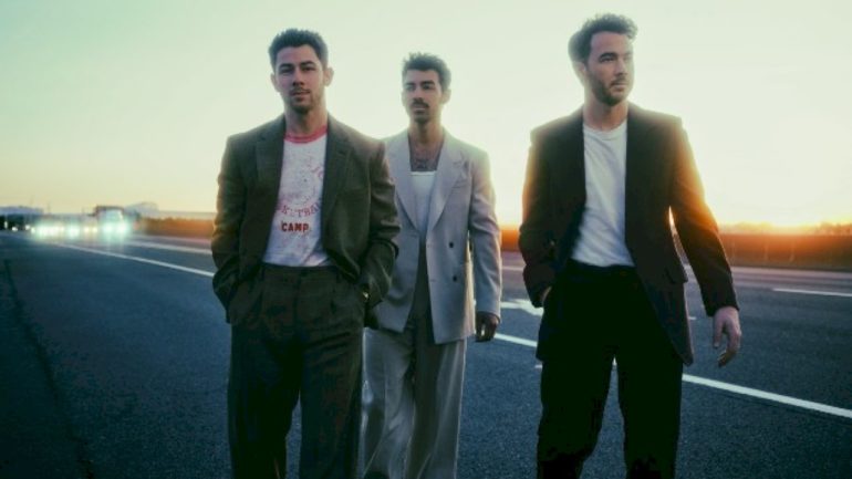 jonas-brothers-got-the-bee-gees’-blessing-for-new-song,-‘no-time-to-talk