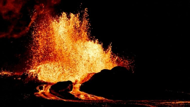 eruption-at-hawaii’s-kilauea-volcano-sends-lava-shooting-1,000-feet-in-air