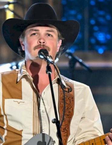 zach-top-signs-up-for-more-cold-beer-&-country-music-on-the-road
