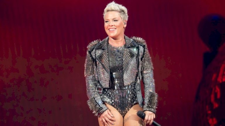 watch-pink-crash-a-bride’s-wedding-prep-suite-and-dole-out-marriage-advice