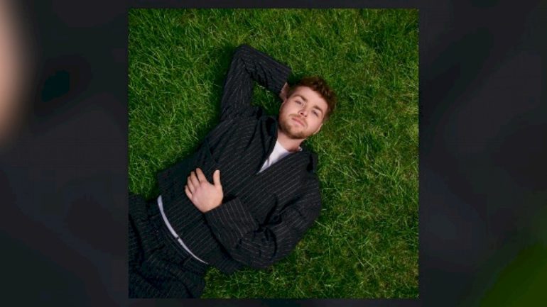 alex-warren-reclaims-uk-chart-throne-from-sabrina-carpenter,-but-she-sets-new-record