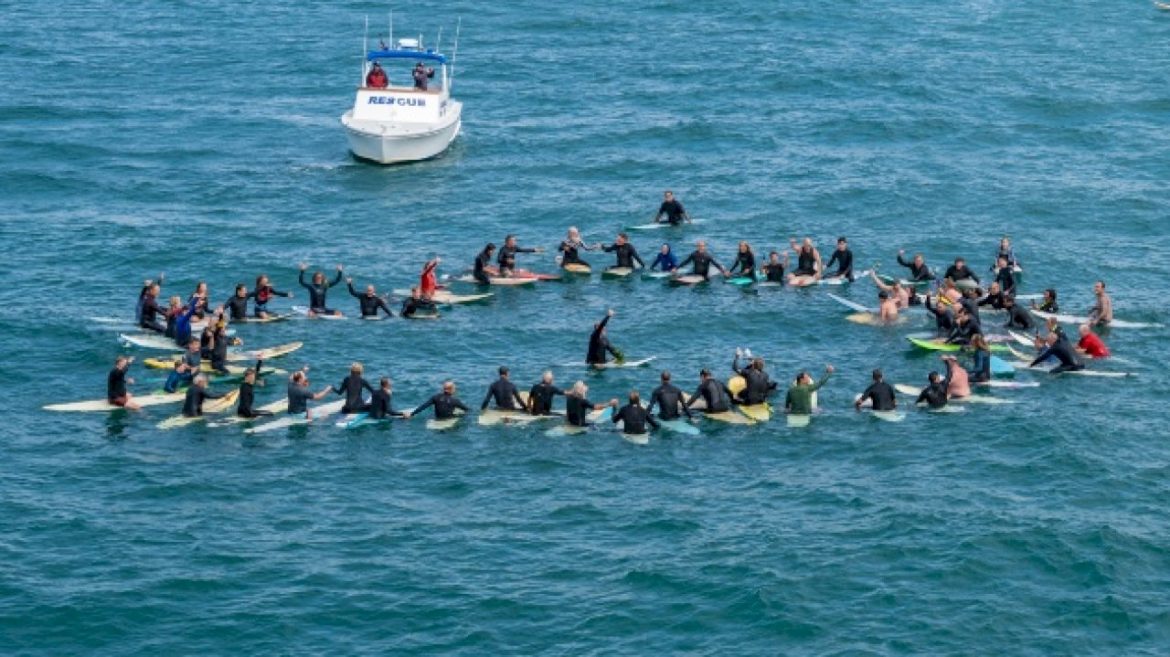 surfers-honor-the-beach-boys’-brian-wilson-with-a-paddle-out-in-california