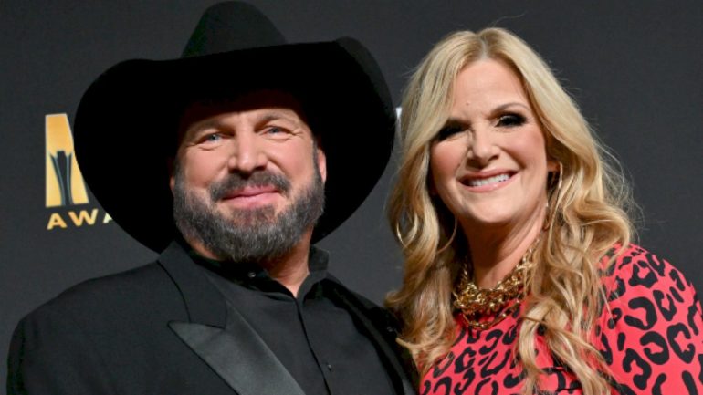 have-a-hotdog-with-garth-&-trisha-this-fourth-of-july