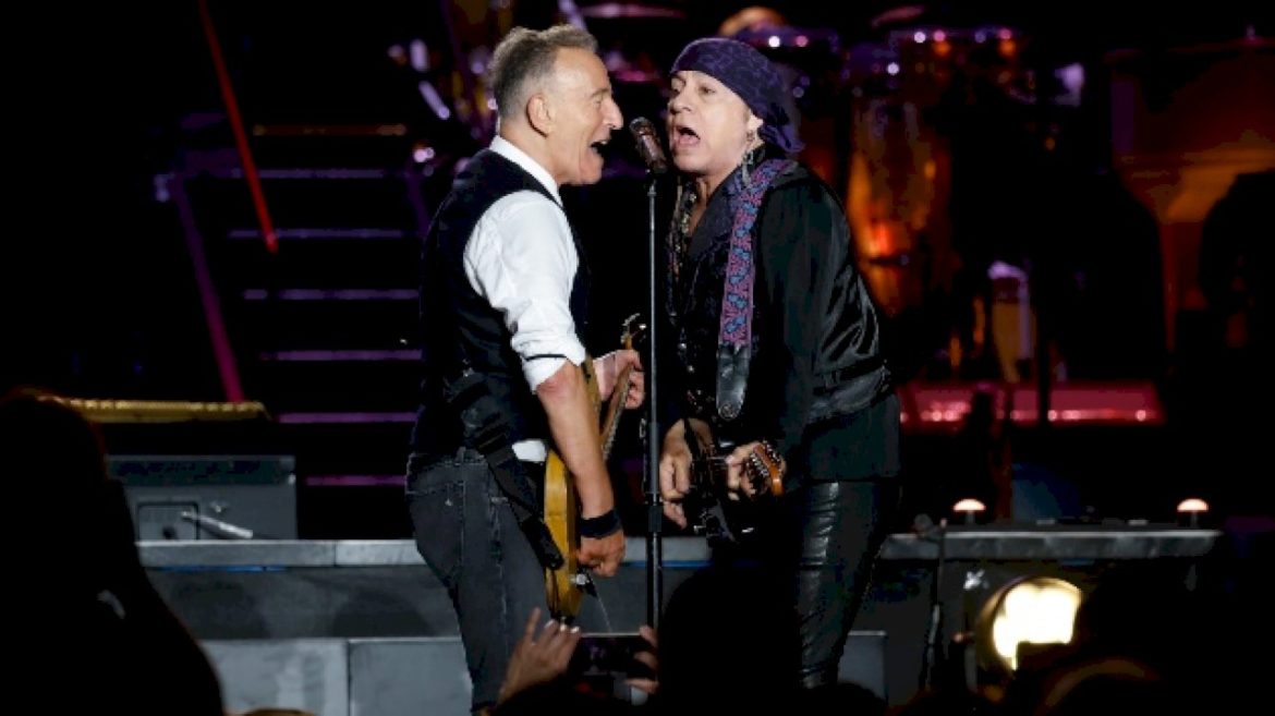 e-street-band-guitarist-stevie-van-zandt-to-miss-bruce-springsteen-shows-due-to-appendicitis