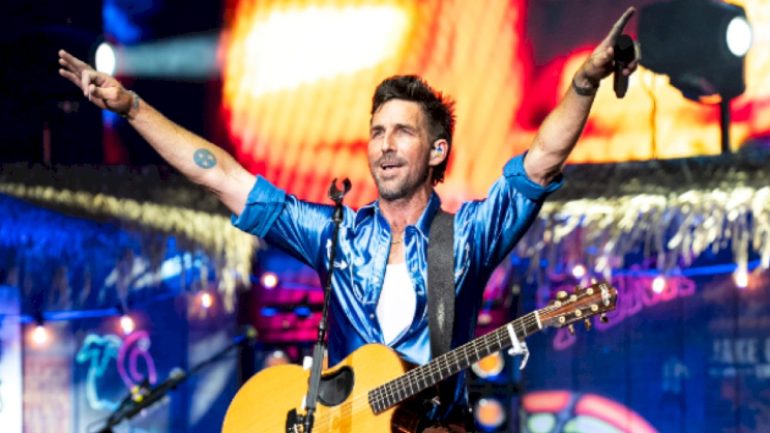 jake-owen-is-off-to-the-races-with-tim-mcgraw-and-mlb