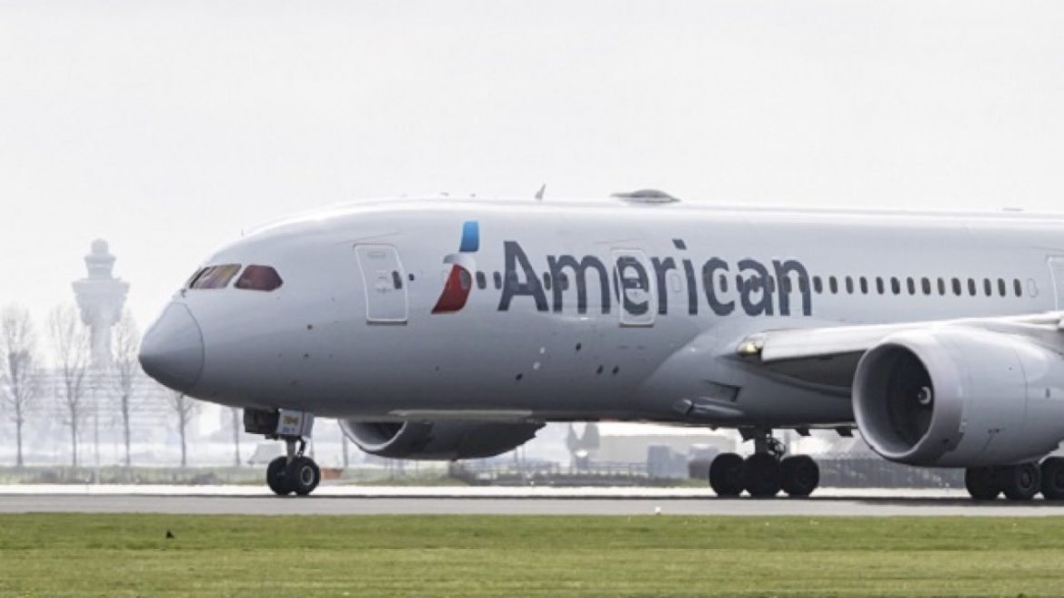 american-airlines-flight-returns-to-vegas-airport-after-flames,-smoke-seen-in-engine