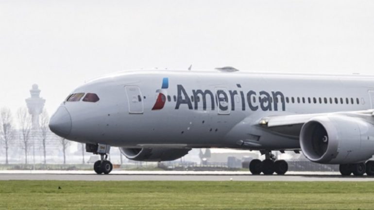 american-airlines-flight-returns-to-vegas-airport-after-flames,-smoke-seen-in-engine