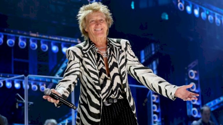 rod-stewart-says-he-doesn’t-‘remember-a-thing’-about-the-last-time-he-played-famed-uk-festival