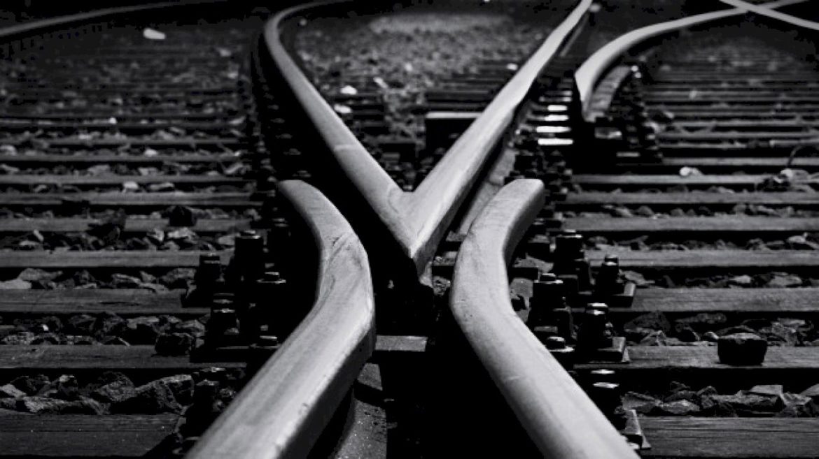 5-killed-after-train-hits-vehicle-that-allegedly-attempted-to-go-around-crossing-gate