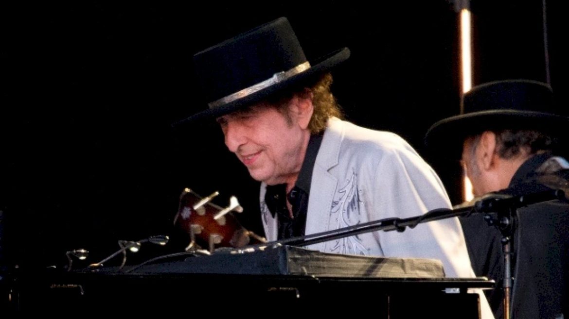 bob-dylan-performs-‘the-times-they-are-a-changin”-for-the-first-time-in-15-years