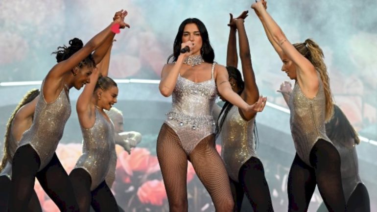 watch-dua-lipa-sing-a-beatles-classic-to-a-stadium-full-of-fans-in-liverpool